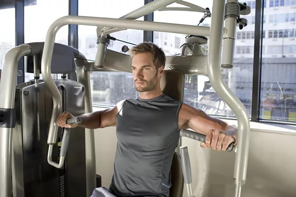 Cvičení hrudních svalů základní fitness zařízení - vsedě hrudník push trenér