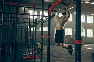 Jaké fitness vybavení by mělo být zahrnuto do úplné tělocvičny?