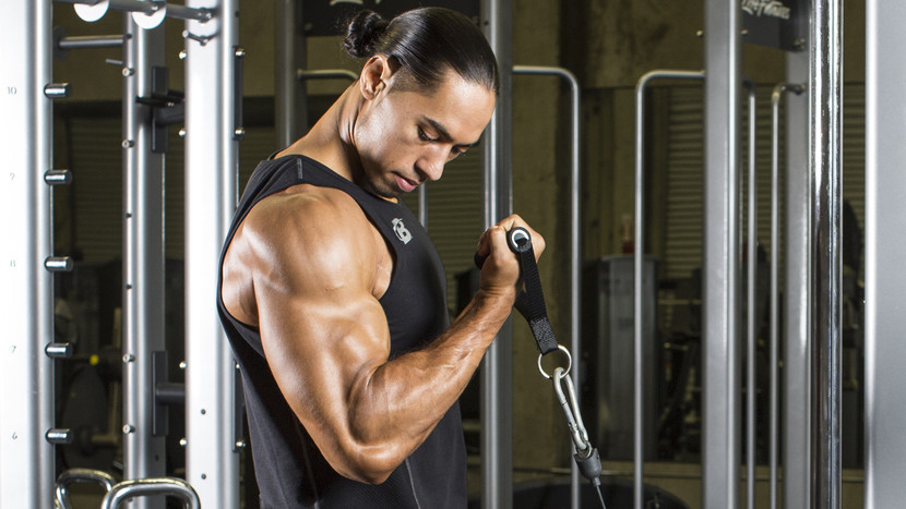 Jak používat stroj na bicep Curl pro efektivní trénink paží