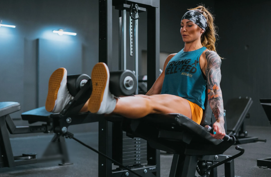 Jak trénovat s kadeřem nohou a prodlužovacím strojem?